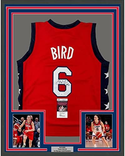 Uokvireni autogramirani / potpisan Sue Bird 33x42 USA Olimpijske igre Crveni košarkaški dres JSA - AUTOGREME College Basketboles