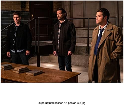 Supernatural Jared Padalecki, Jensen Ackles & Misha Collins stoji ispred stola koji gledaju na njegov ramena8