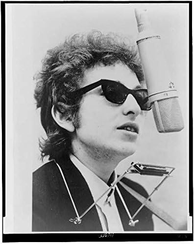 Fotografija: Bob Dylan, Robert Allen Zimmerman, Stoji Iza Mikrofona Iznad Glave
